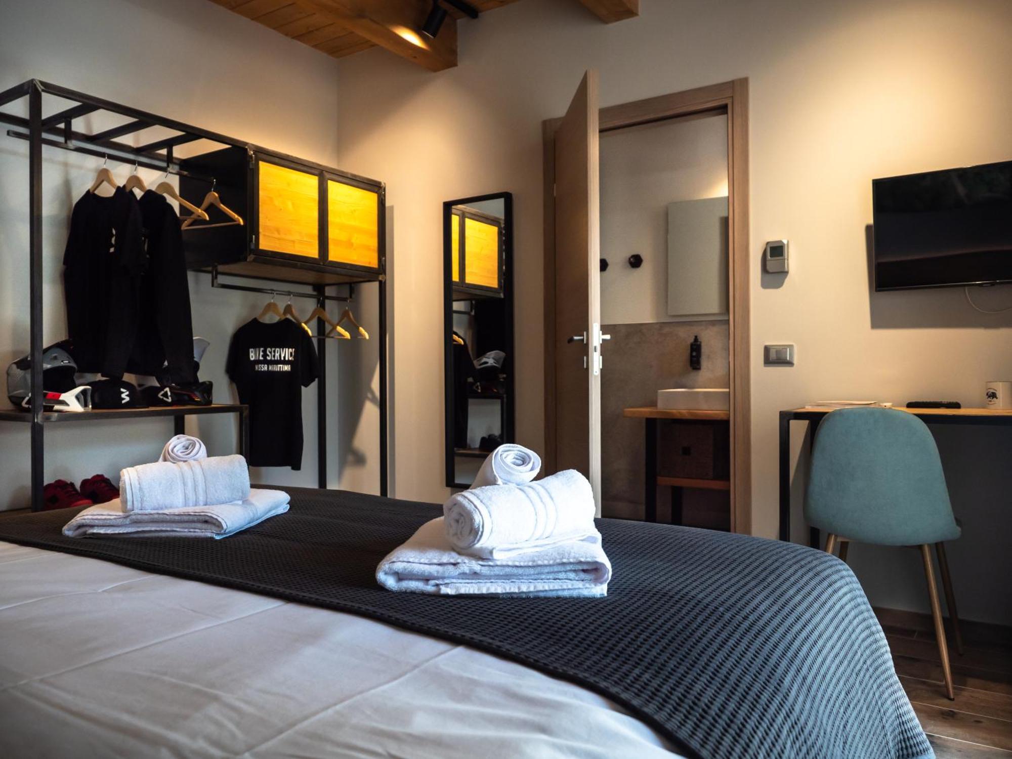 Sleep 'N' Ride Massa Marittima Hotel Bagian luar foto