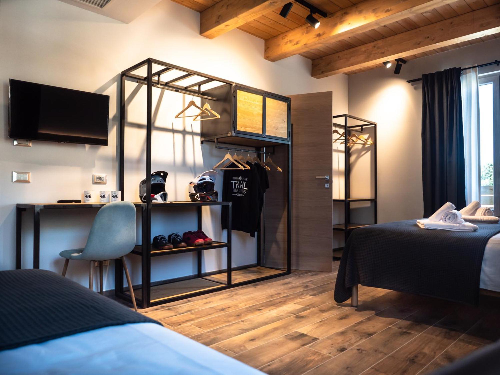 Sleep 'N' Ride Massa Marittima Hotel Bagian luar foto