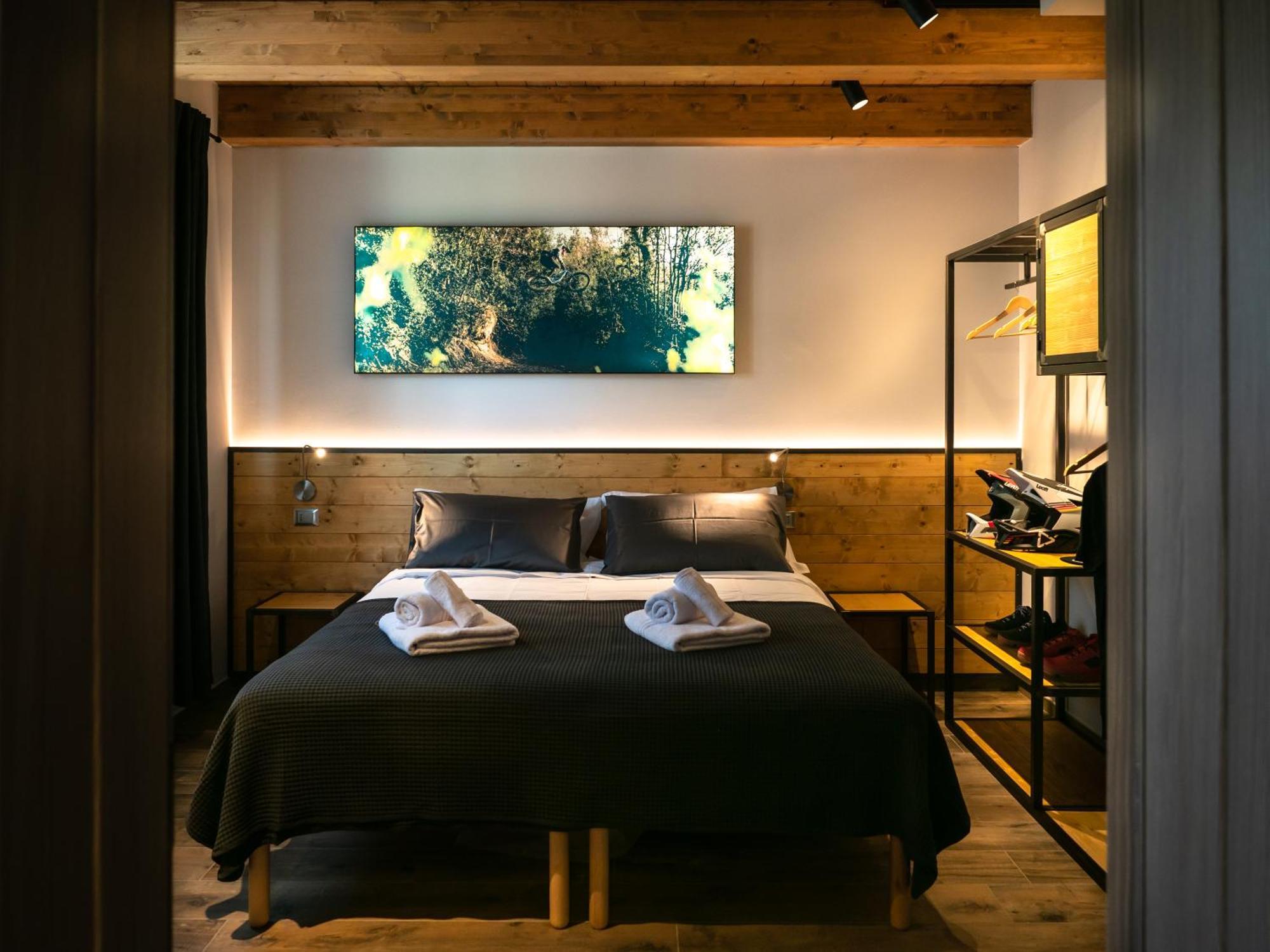 Sleep 'N' Ride Massa Marittima Hotel Bagian luar foto